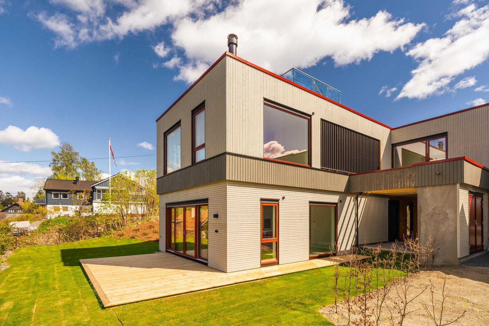 Terrassen er opparbeidet med impregnerte terrassebord og fungerer som et naturlig uterom i forlengelse av oppholdsarealene. Galleribilde