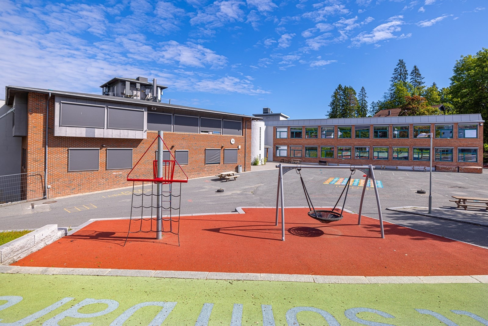 Boligen ligger i kort gangavstand til både Mellom-Nes barneskole og Landøya ungdomsskole. I tillegg ligger Steinerskolen rett nedenfor eiendommen. Galleribilde