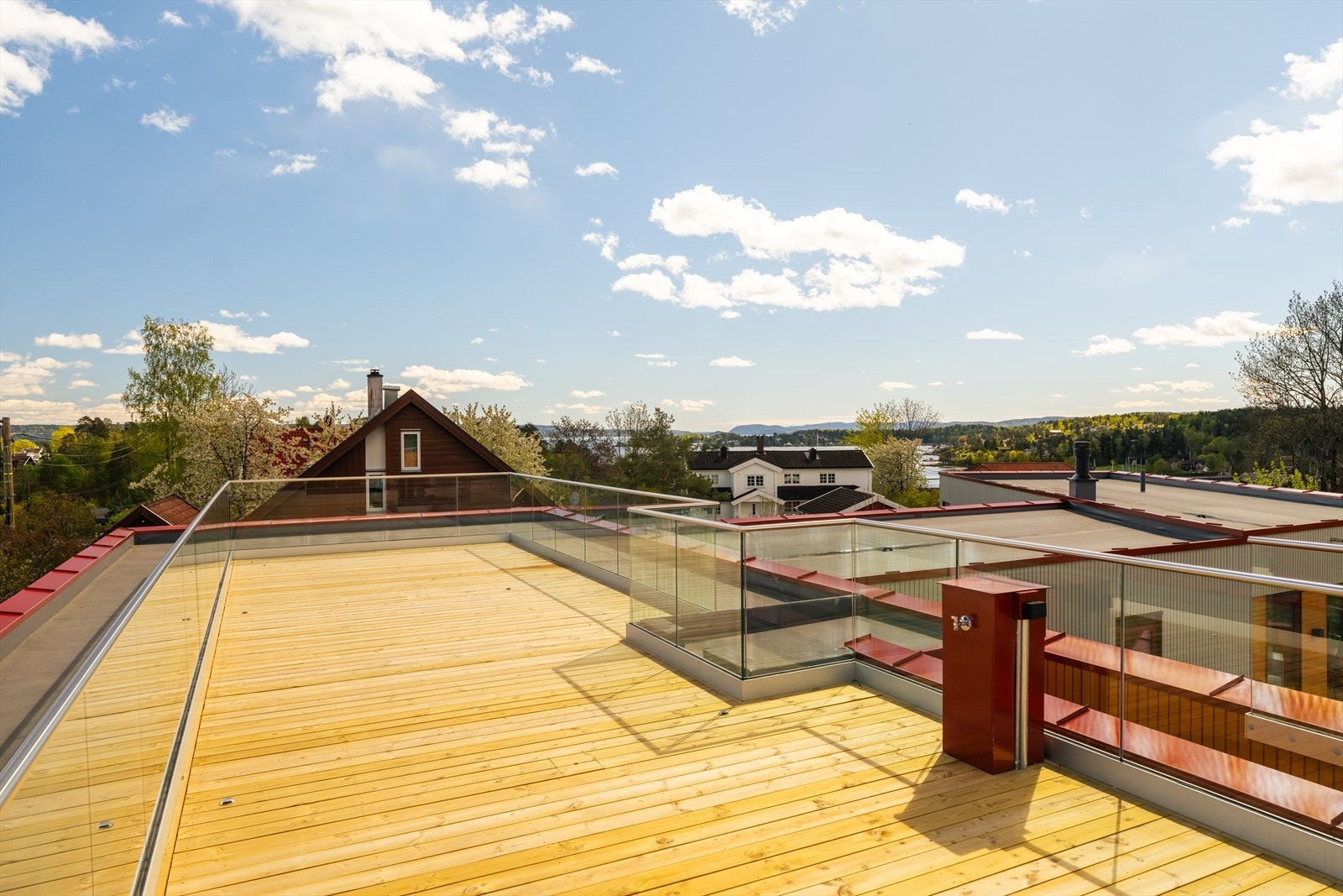 Glassrekkverk rammer inn uteplassen på en elegant måte og sørger for uhindret utsyn, med flott utsikt mot fjorden og nærområdet. Galleribilde