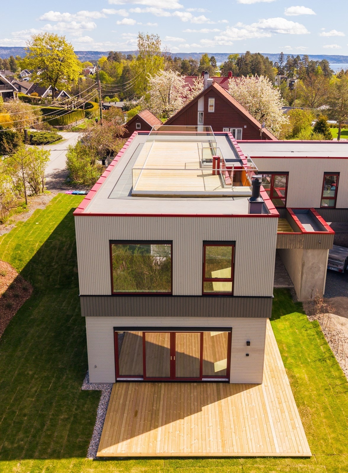 Boligen er en del av et eksklusivt, arkitekttegnet funkisprosjekt, der det er lagt stor vekt på rene linjer, moderne formspråk og materialvalg av høy kvalitet. Galleribilde