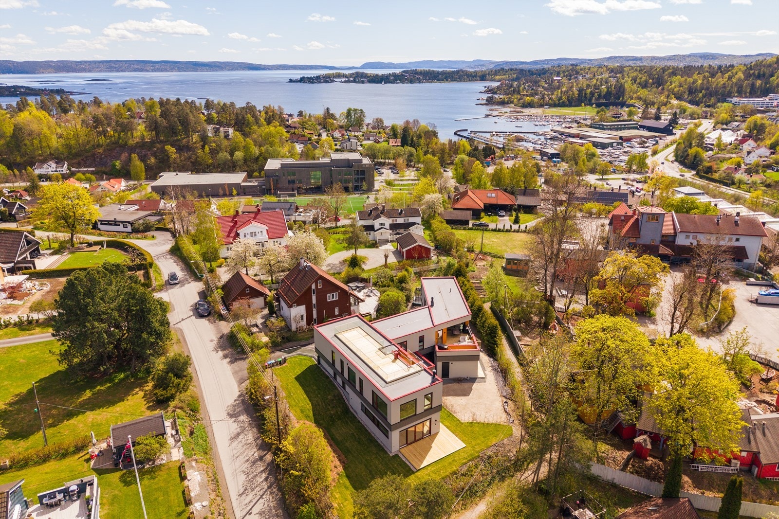 Dette idylliske boligområdet byr på nærhet til skoler, barnehager, kollektivtransport, marka og daglige servicetilbud. Galleribilde