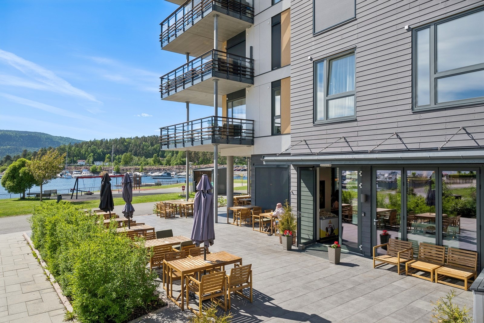 Fra leiligheten er det gangavstand til matbutikk, fjorden, restaurant, bussholdeplass med koordinert buss- og togforbindelse Oslo/Tønsberg og flotte ski- og turområder. Galleribilde