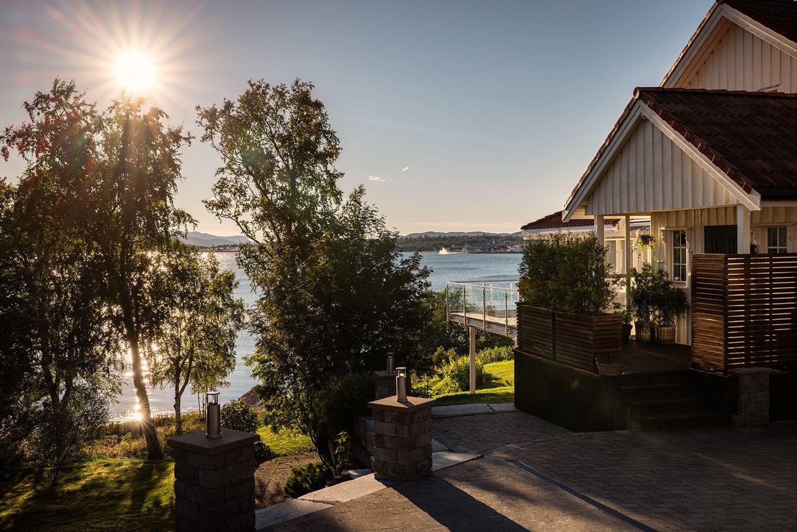 Huset er nylig utvendig malt i perioden 2024-2025. Elbil lader fra 2021. Galleribilde