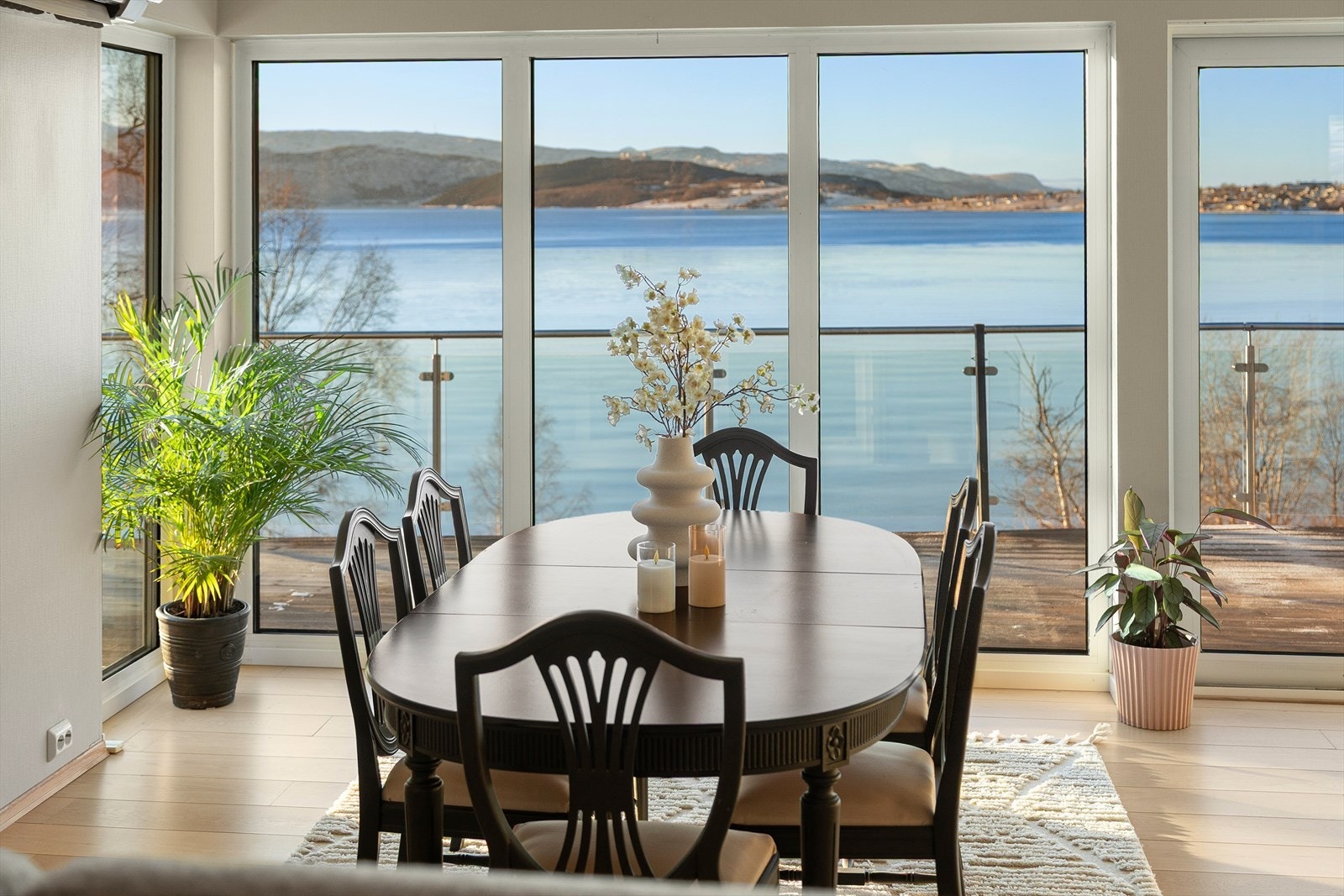 Vinduer i stue er av 3-lags glass med soldemping. Galleribilde