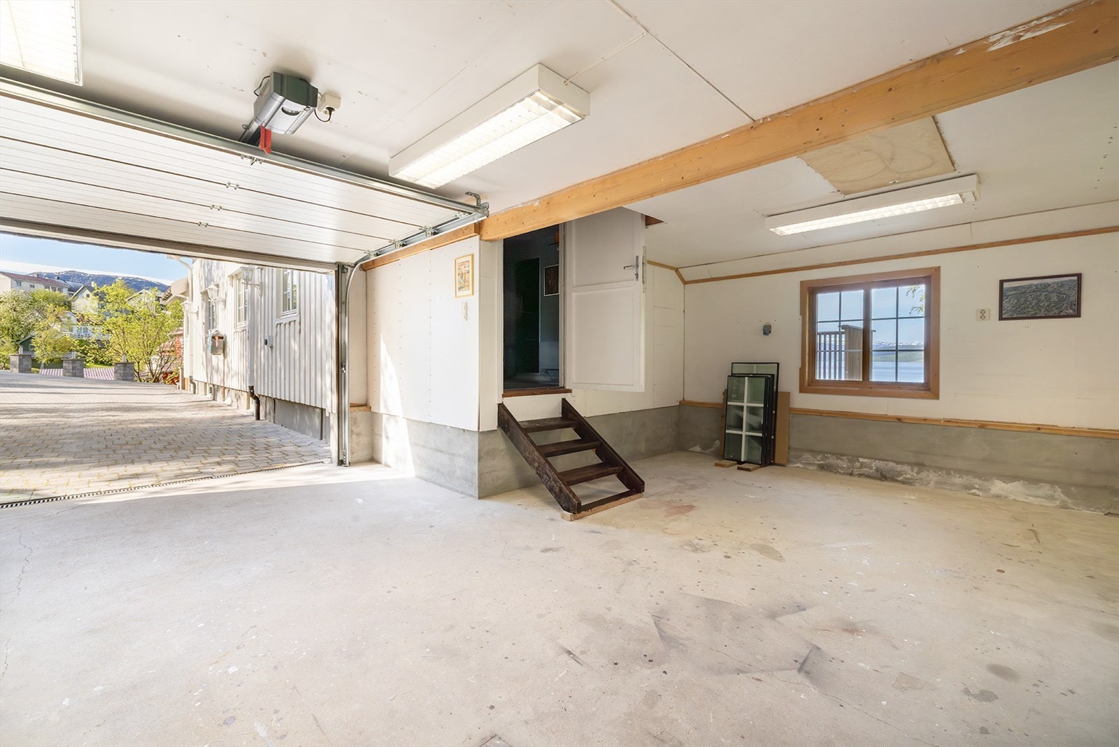 Garasje med betongstøpt gulv på ca. 30 kvm. Leddport med elektrisk lift for åpning, fra Hörmann, porten er fra 2013. Galleribilde