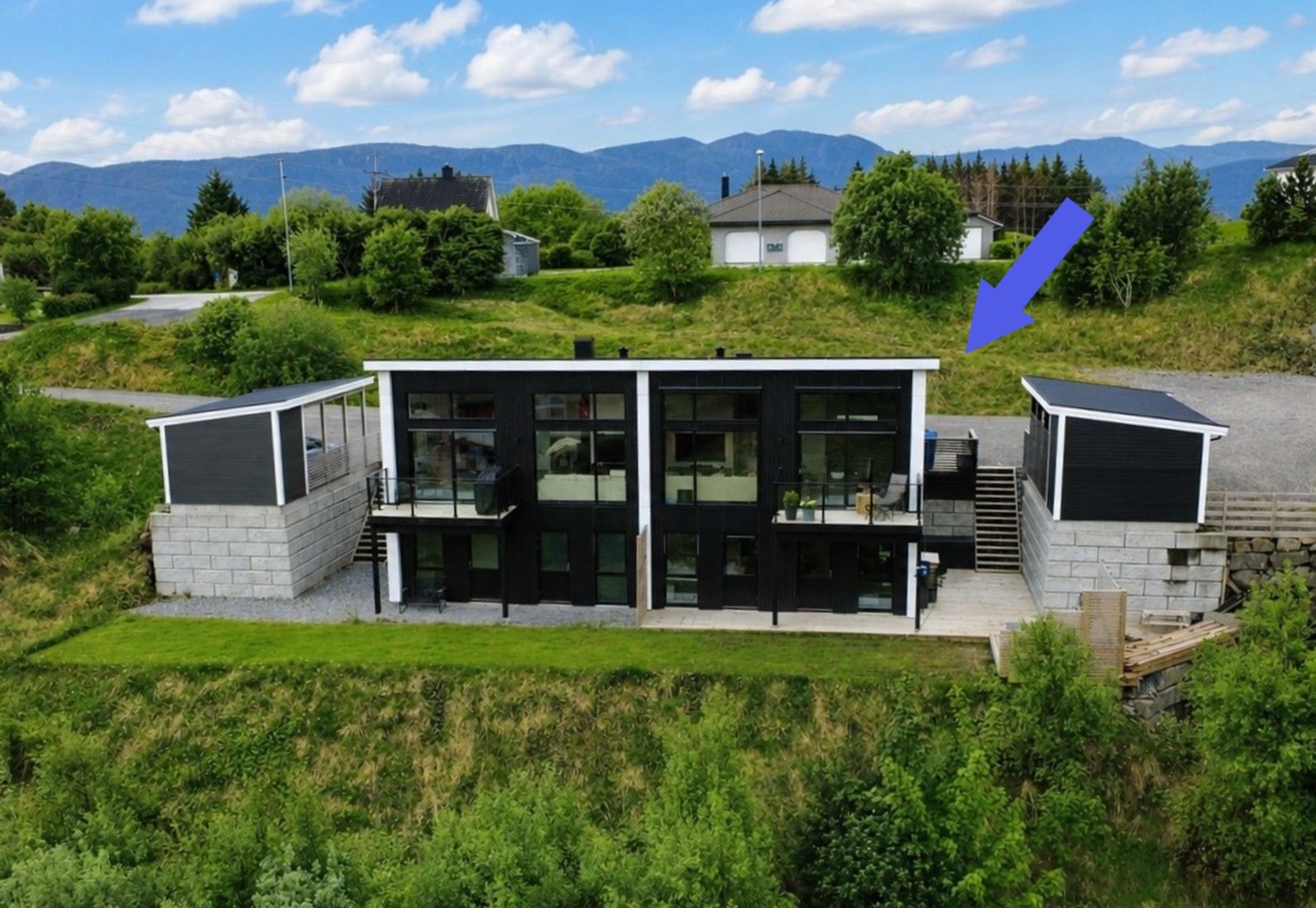 Velkommen til Holkestadvegen 11A. Foto: Drone, privat. Øvrige bilder av EFKT. Galleribilde