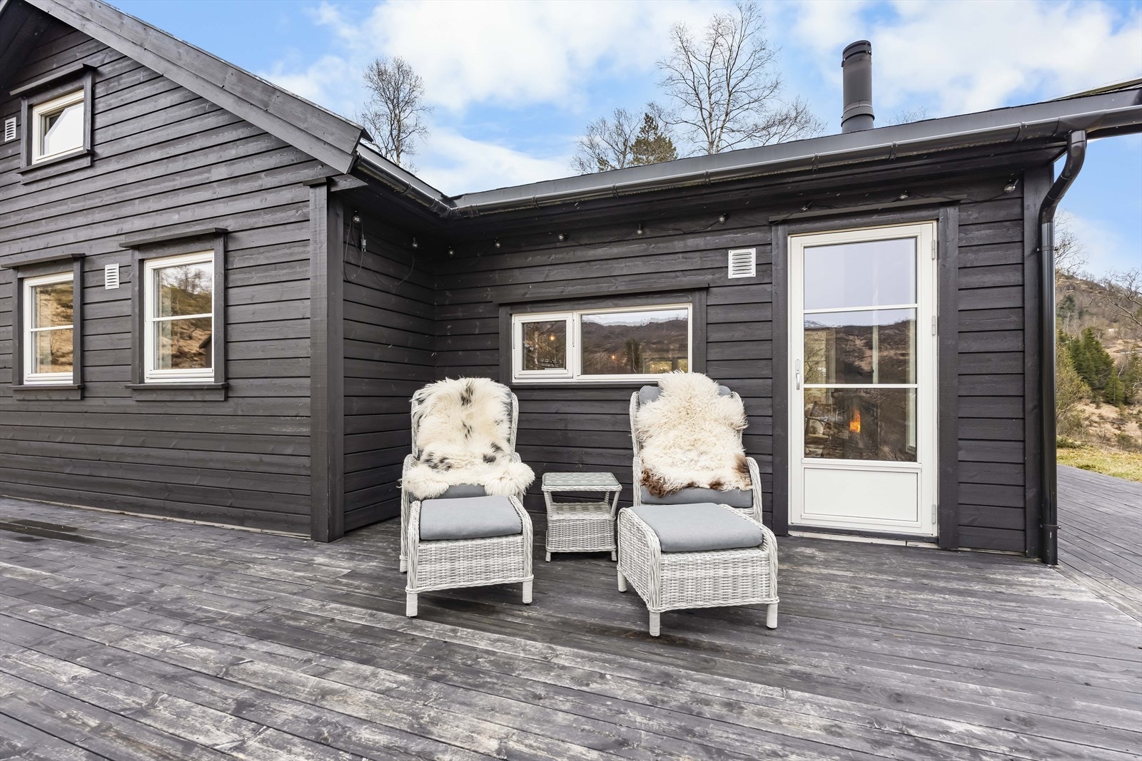 Romslig terrasse med muligheter for flere sittegrupper Galleribilde