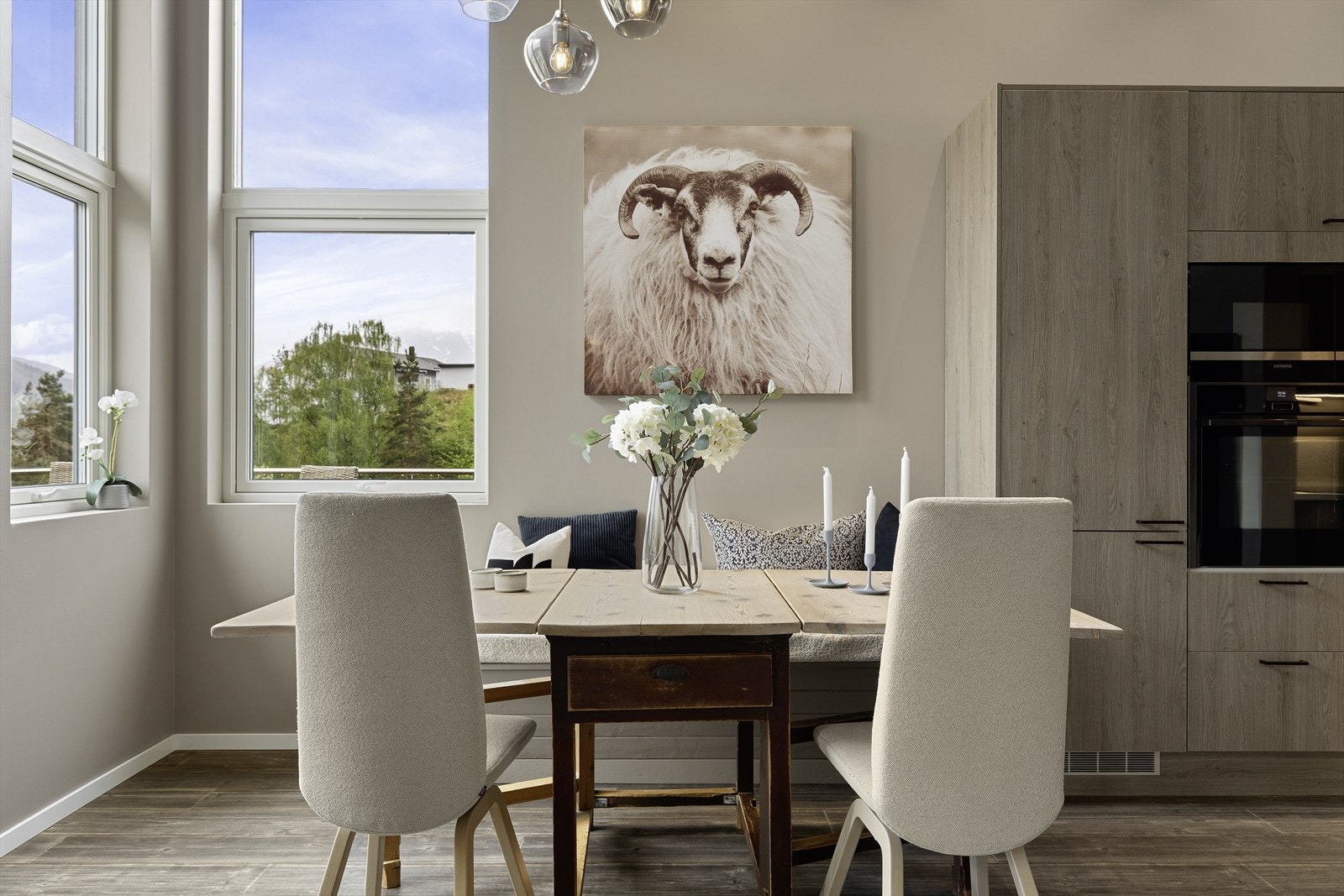 Triveleg spiseplass i stova med rom for innreiing av spisebord - ein fin plass å samle familien! Galleribilde