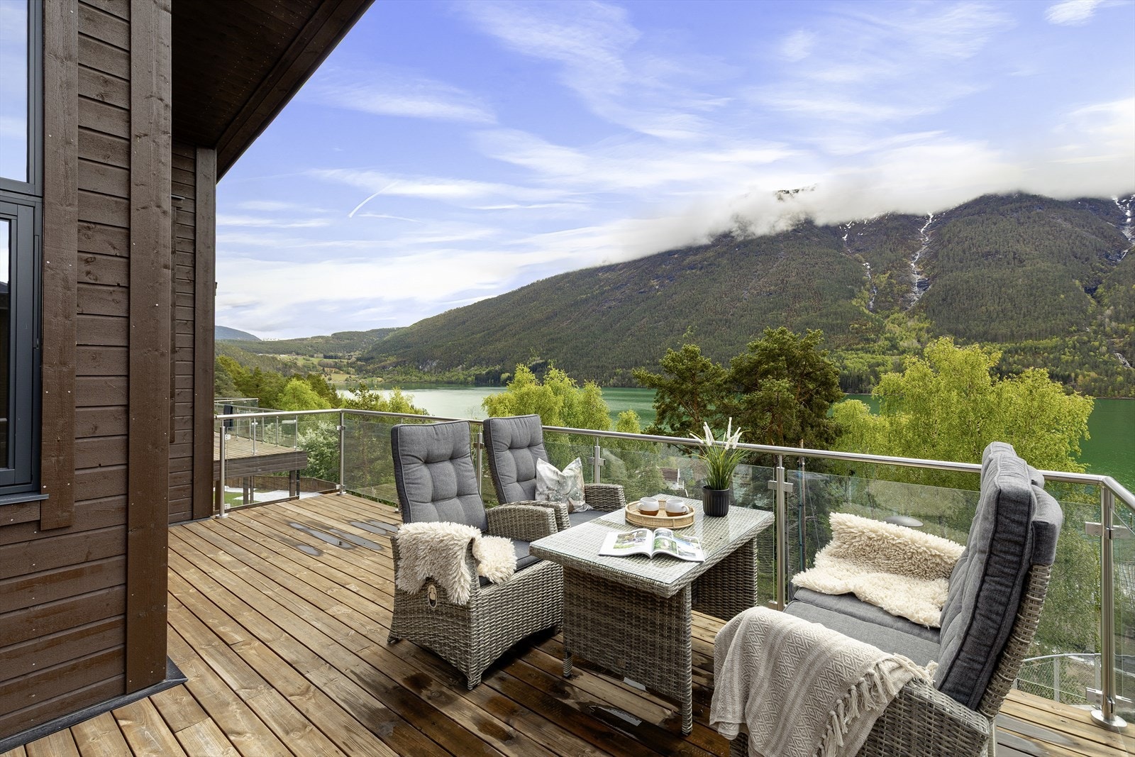 Verandaen er romsleg med fleire mogleheiter for møblering av utemøblar. Galleribilde
