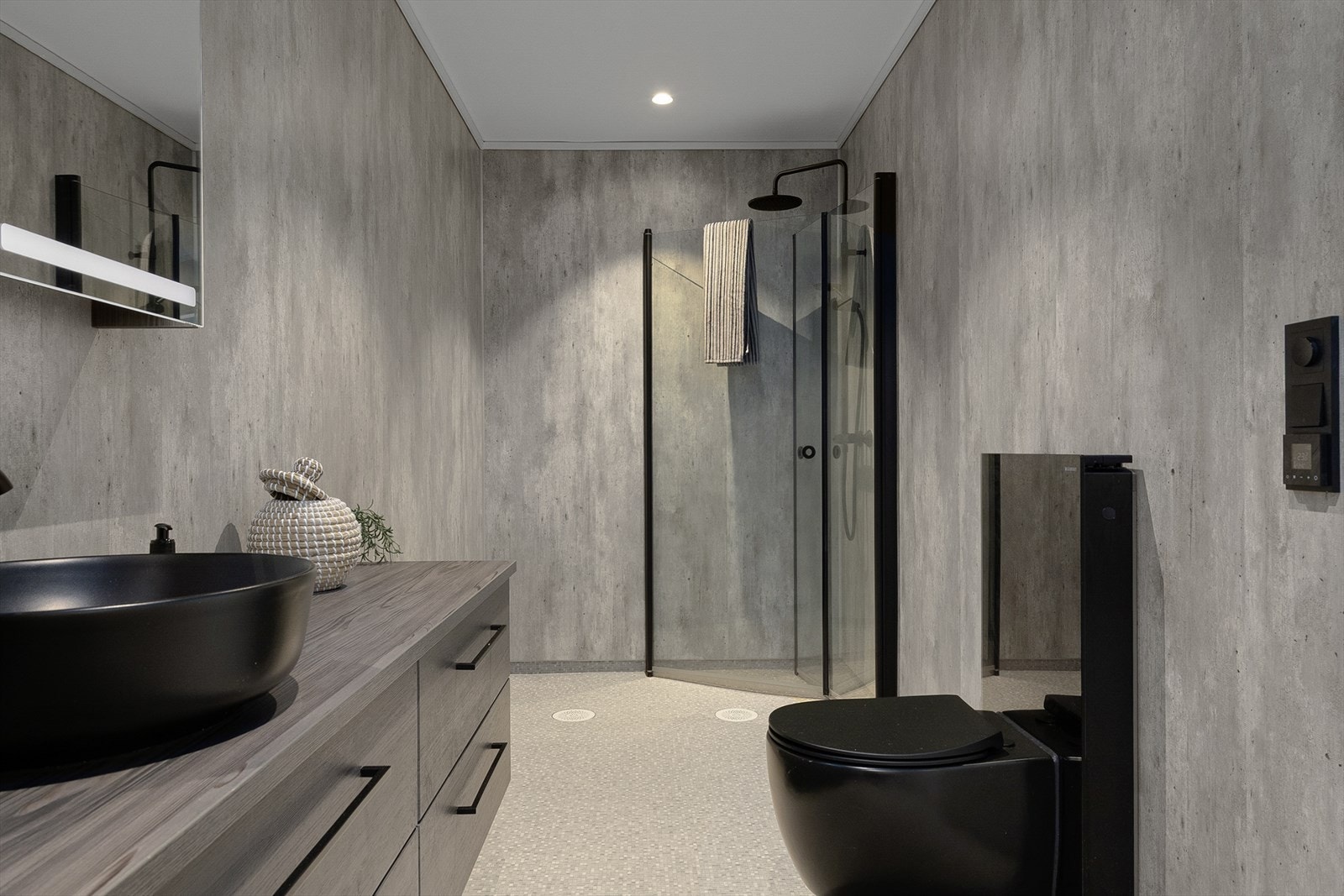 Badet er i samme utførelse som badet i hovudetasjen med belegg på golv og plater på vegg. Galleribilde