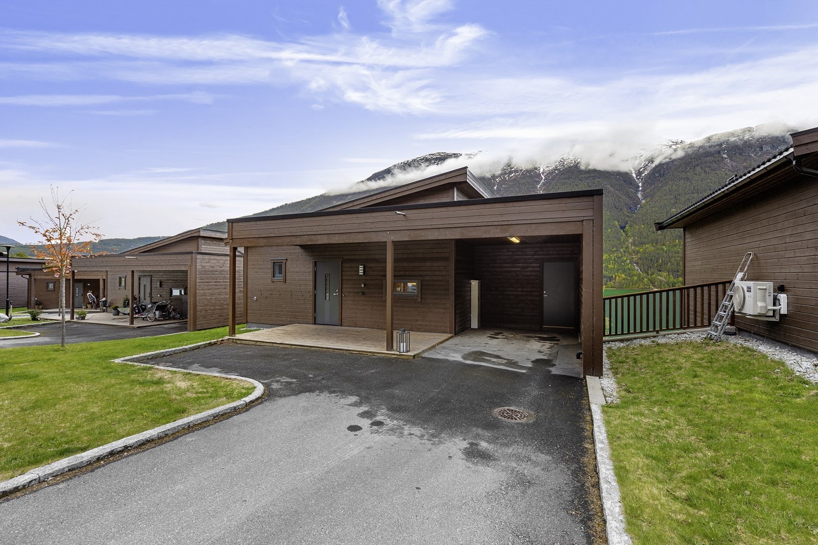 Frå carporten kan du gå tørrskodd rett inn i bustaden uansett værforhold. Galleribilde