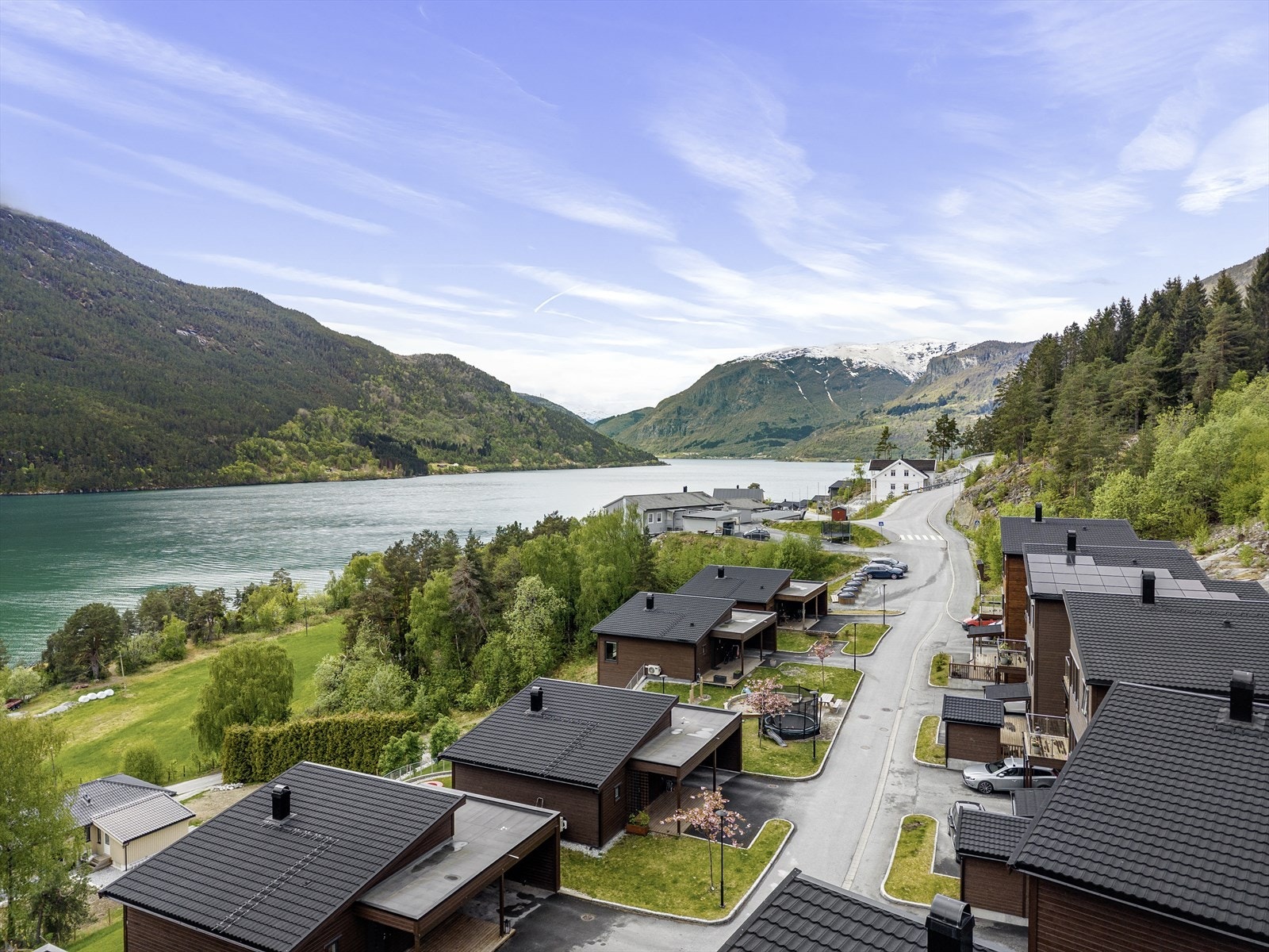 Frå eigedomen er det flott utsikt mot Eidsfjorden og Storehogen med svært gode solforhold! Galleribilde