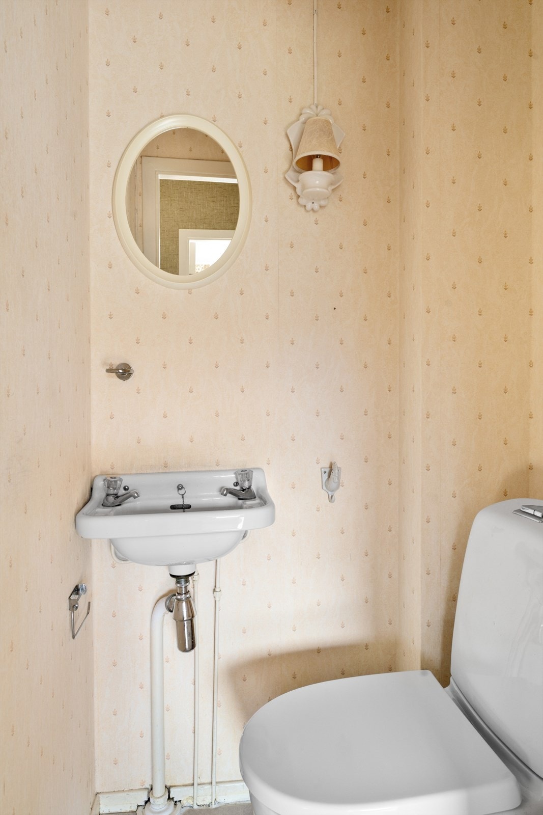 Separat toalettrom i første etasje med servant og wc. Galleribilde