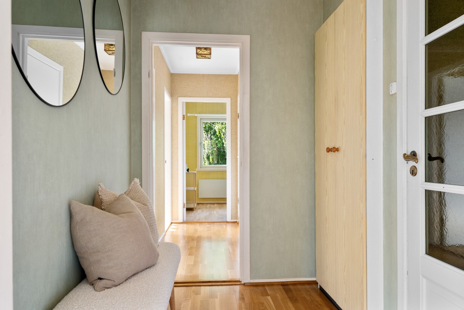 Fra entréen i første etasje leder en dør med glassfelt inn til stuen. Galleribilde