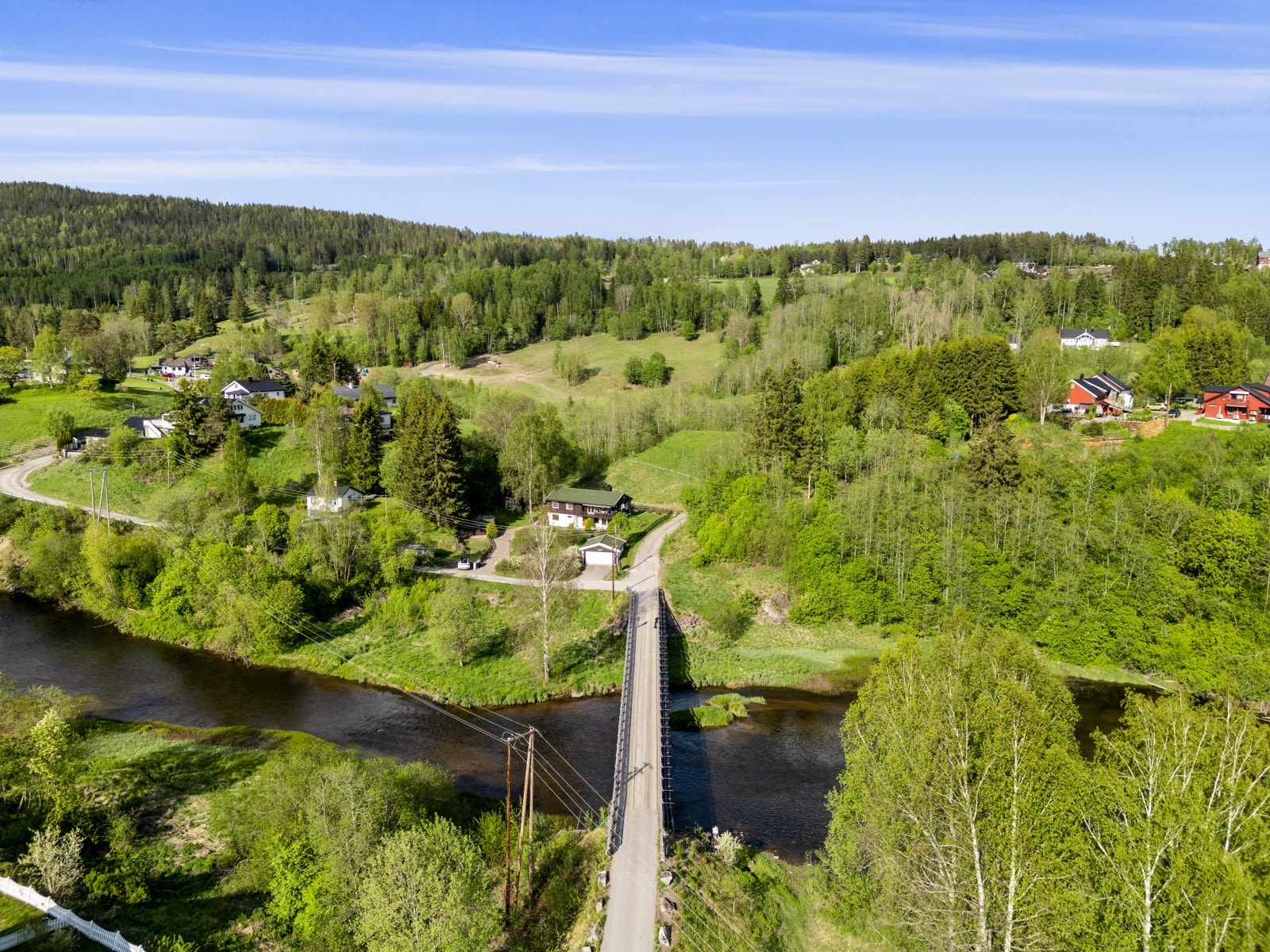 Tomta strekker seg helt ned til Nitelva, med muligheter for bading og fiske. Her i fra kan du padle ned til Lillestrøm. Galleribilde