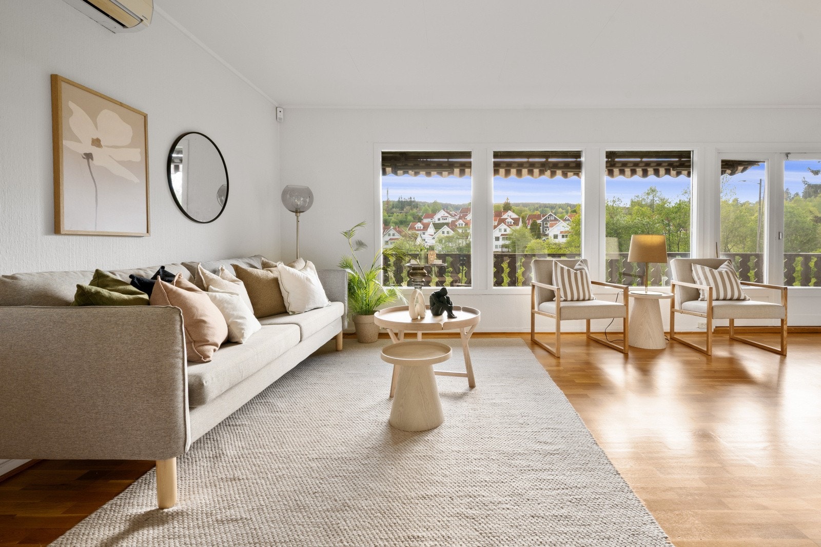 Stuen har god plass til en romslig sofagruppe. Galleribilde