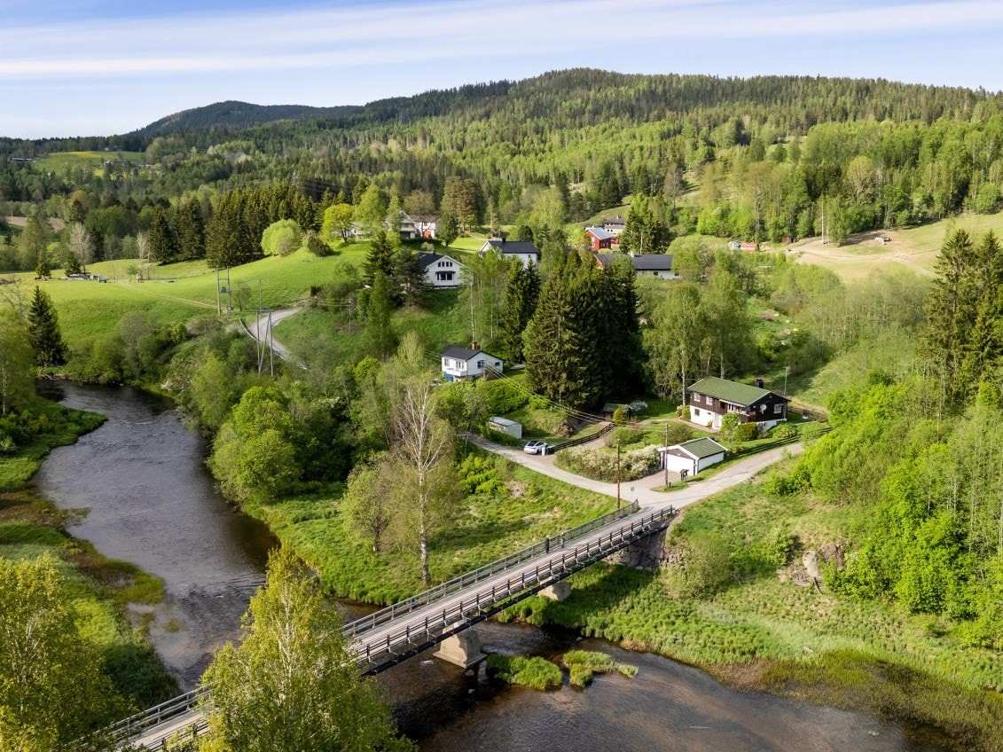 Velkommen til Smedstuveien 9, eiendommen er beliggende i idylliske omgivelser rett ved Nitelva. Galleribilde