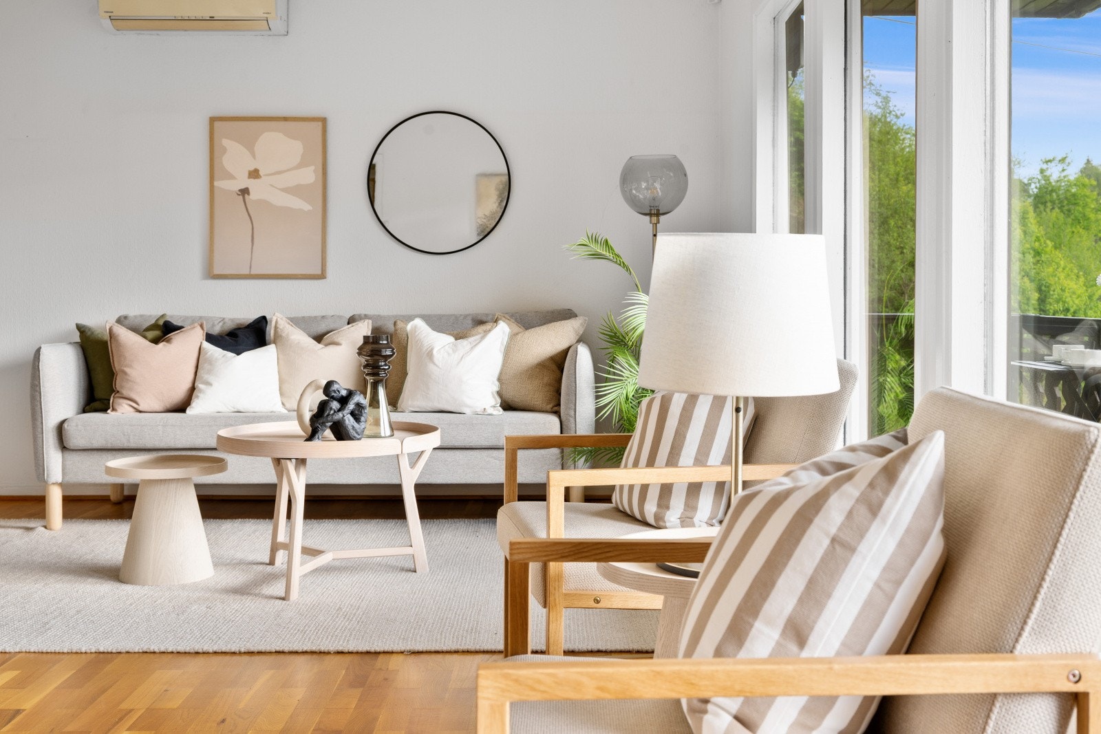 De store vindusflatene i stuen gir godt med dagslys. Galleribilde