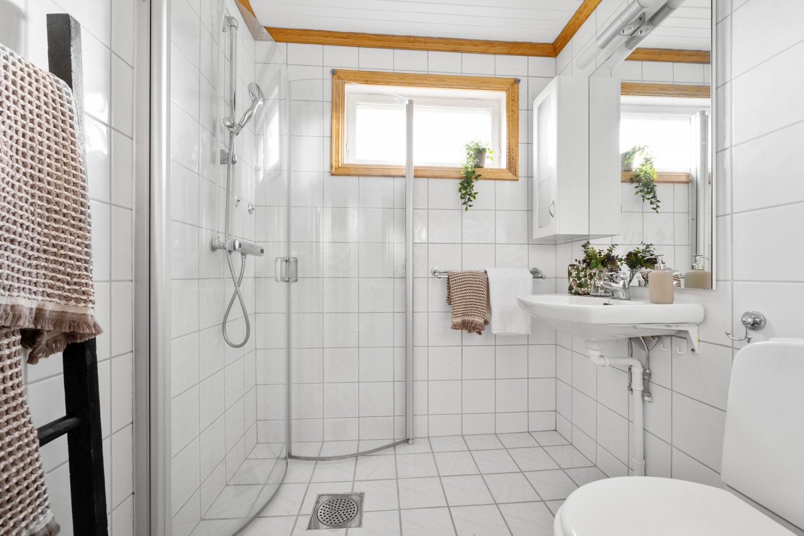 Badet i kjelleren ble bygget i 2005/06 og har fliser med underliggende gulvvarme. Galleribilde