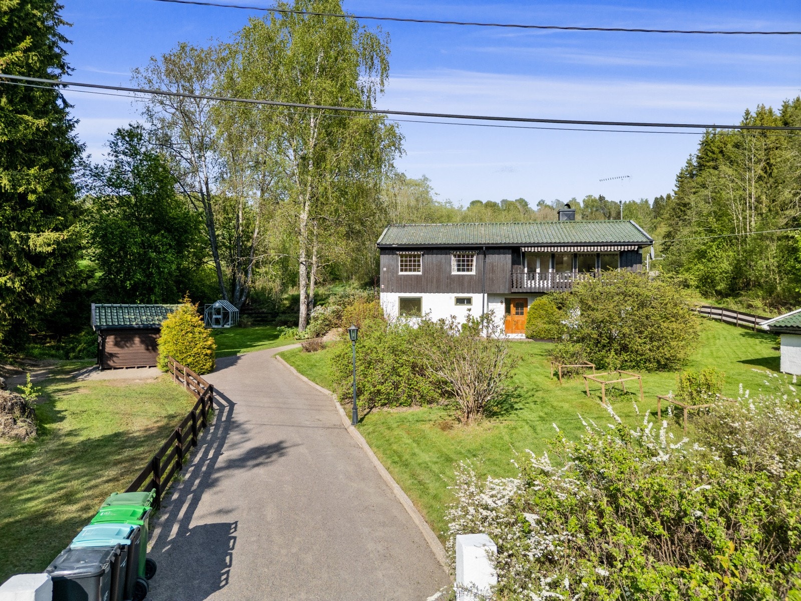 Enebolig med utleiedel på en stor eiertomt på ca. 1,7 mål, idyllisk og tilbaketrukket ved Nitelva. Galleribilde