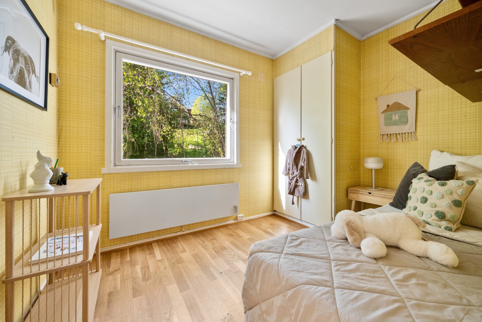 Det tredje soverommet i etasjen har også god plass til garderobeløsning. Galleribilde