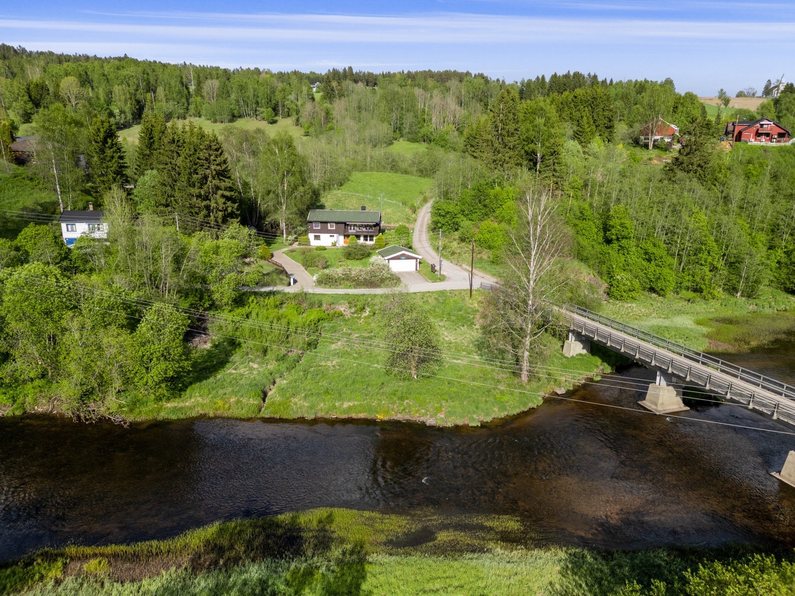 En eiendom som kombinerer landlig ro med nærhet til etablerte boligområder. Galleribilde