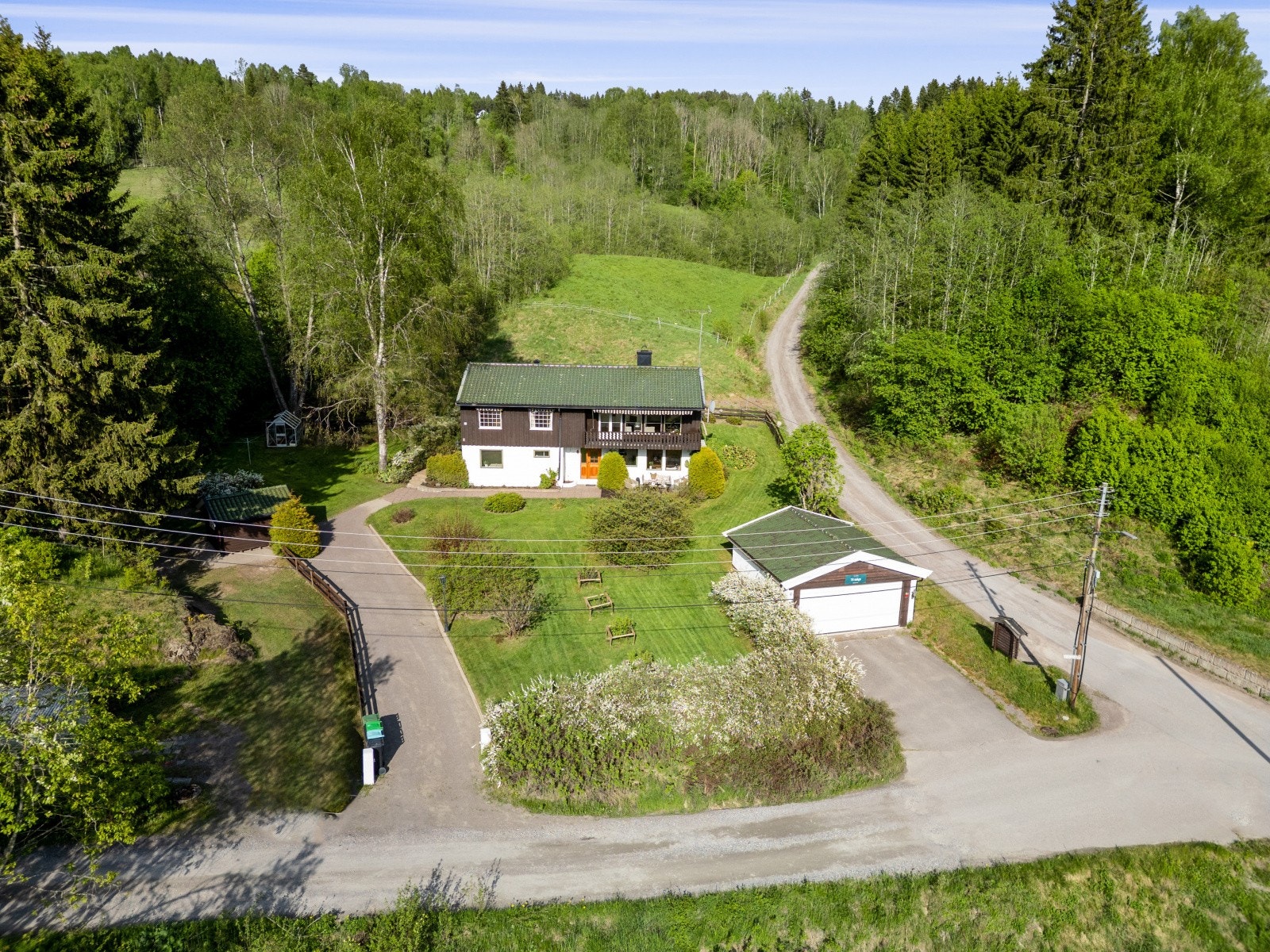 Eiendommen har parkering i dobbel garasje og på egen tomt. Galleribilde