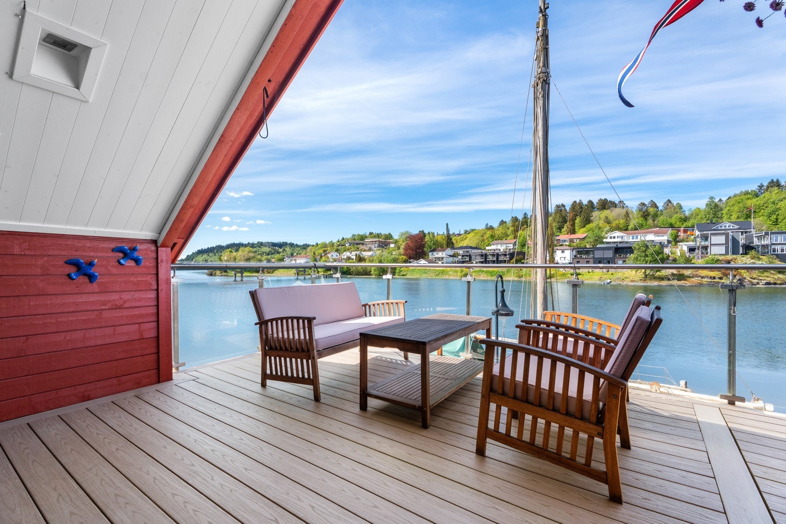 Romslig med god plass for flere sittegrupper. Galleribilde