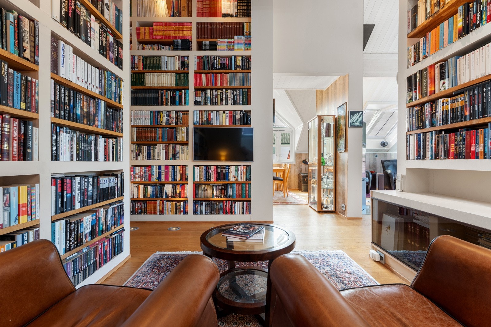 Adskilt del av stue som er benyttet som bibliotek. Galleribilde