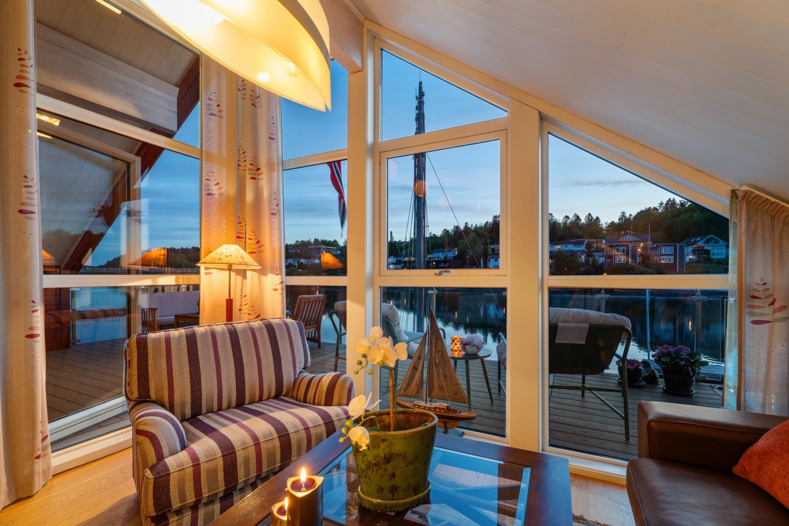 Fra stue har man utgang til solrik og skjermet veranda. Galleribilde