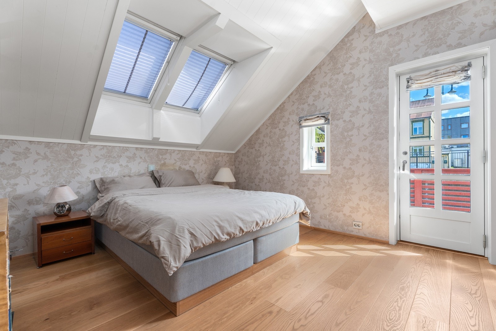 Hovedsoverom på 12m² med god plass for seng og garderobe. Utgang til balkong med sol fra tidlig morgen. Galleribilde