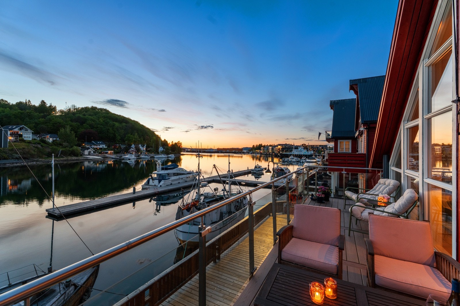 2 solrike uteplasser med sol fra tidlig morgen til sent på kveld. Galleribilde