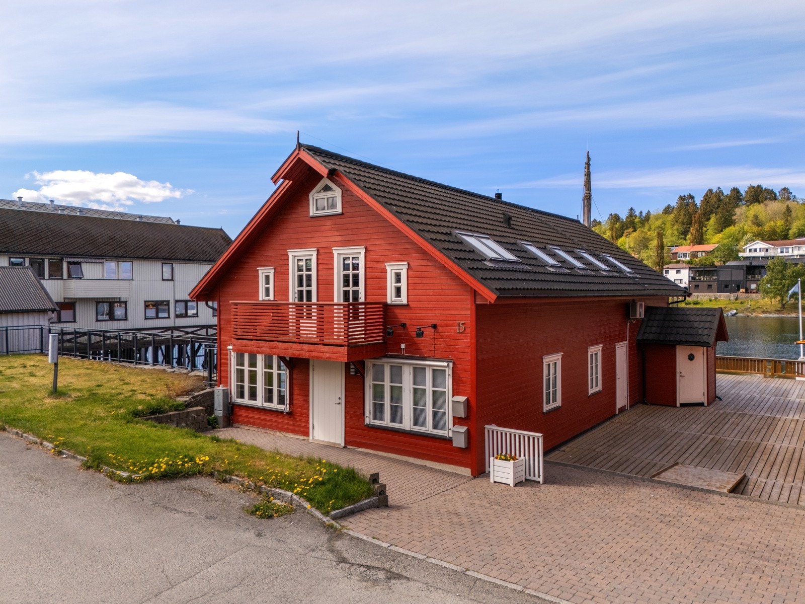 Det er også mulighet for å kjøpe næringslokalet som ligger i 1 etasje. Galleribilde