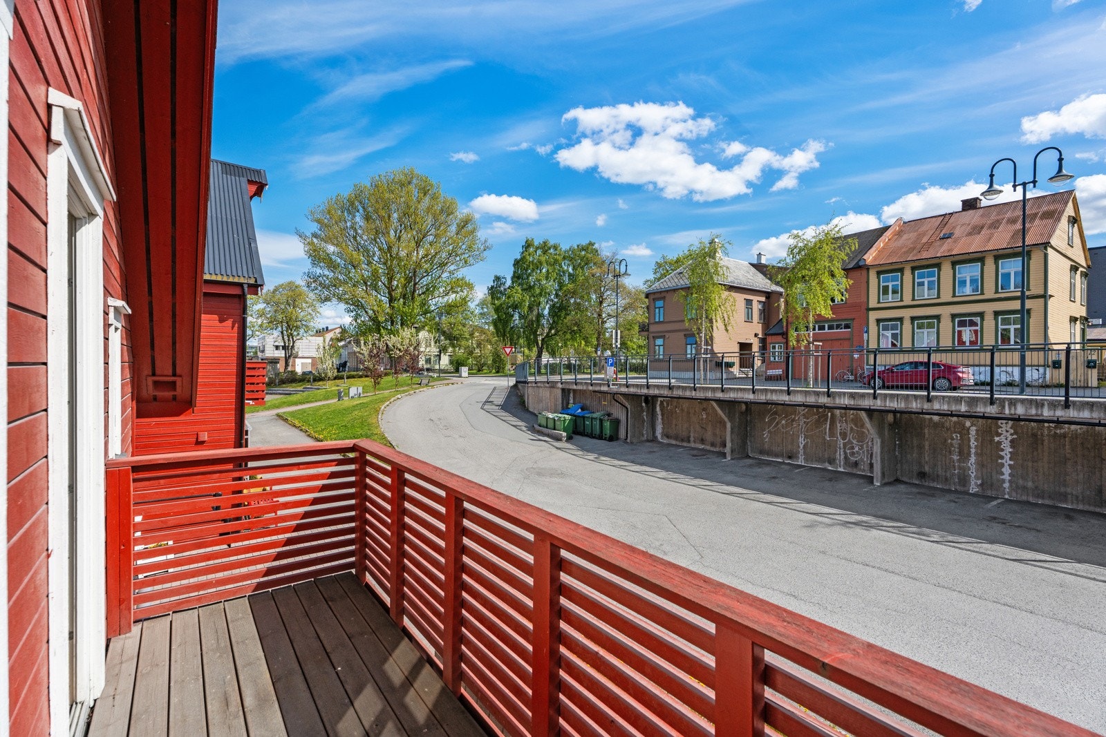 Balkong med sol fra tidlig morgen. Praktisk med mulighet for å lufte sengeklær etc. Galleribilde
