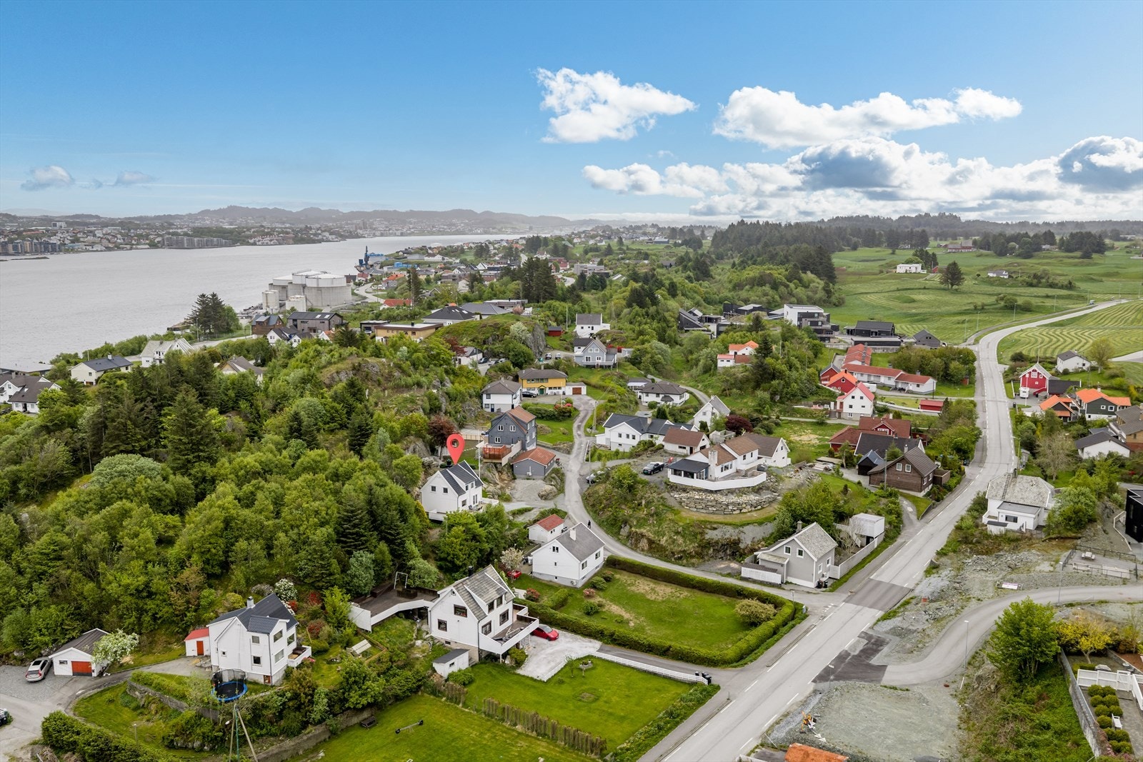Innen kort avstand finnes det flere flotte turområder og fritidsaktiviteter, bl.a. i Bjørgene. Videre er det kort vei til Torvastad Skole og Kultursenter, Torvastad Kulturhus, Torvastad Idrettslag, Haugaland Zoo og Nordvegen Golfbane for å nevne noe. Galleribilde