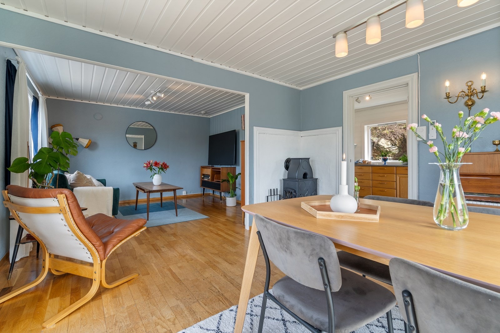 Stuen er romslig og har god plass til både spisebord og sofagruppe. Galleribilde