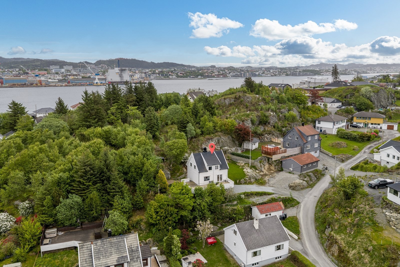 Eiendommen ligger fint til med lune og solrike uteplasser. Rolig strøk med kort avstand til skole og barnehager. Nærmeste barnehager er Storesund Vels barnehage og Espira Litlasund. Galleribilde