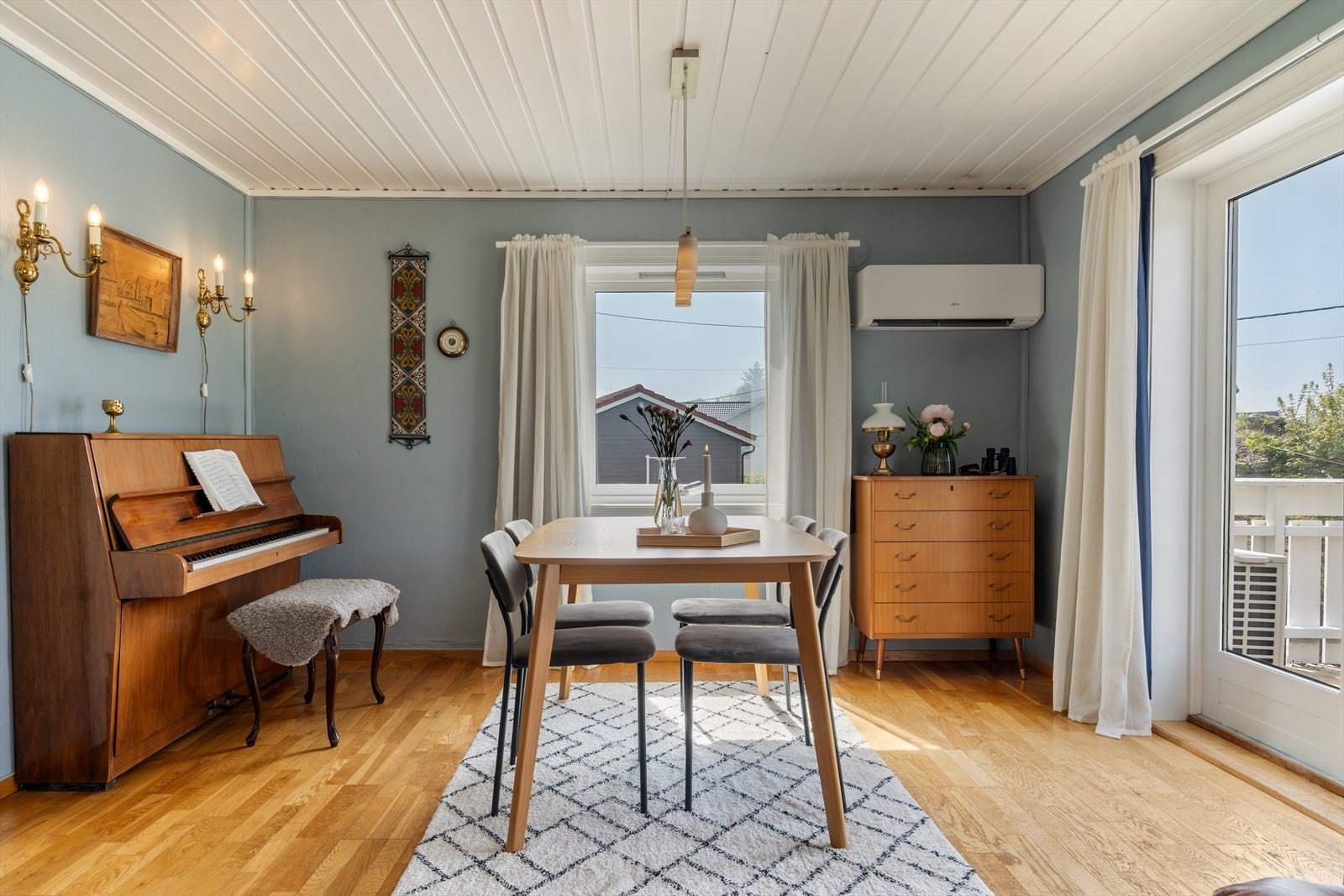 Fra stuen er det utgang til stor og herlig terrasse. Galleribilde