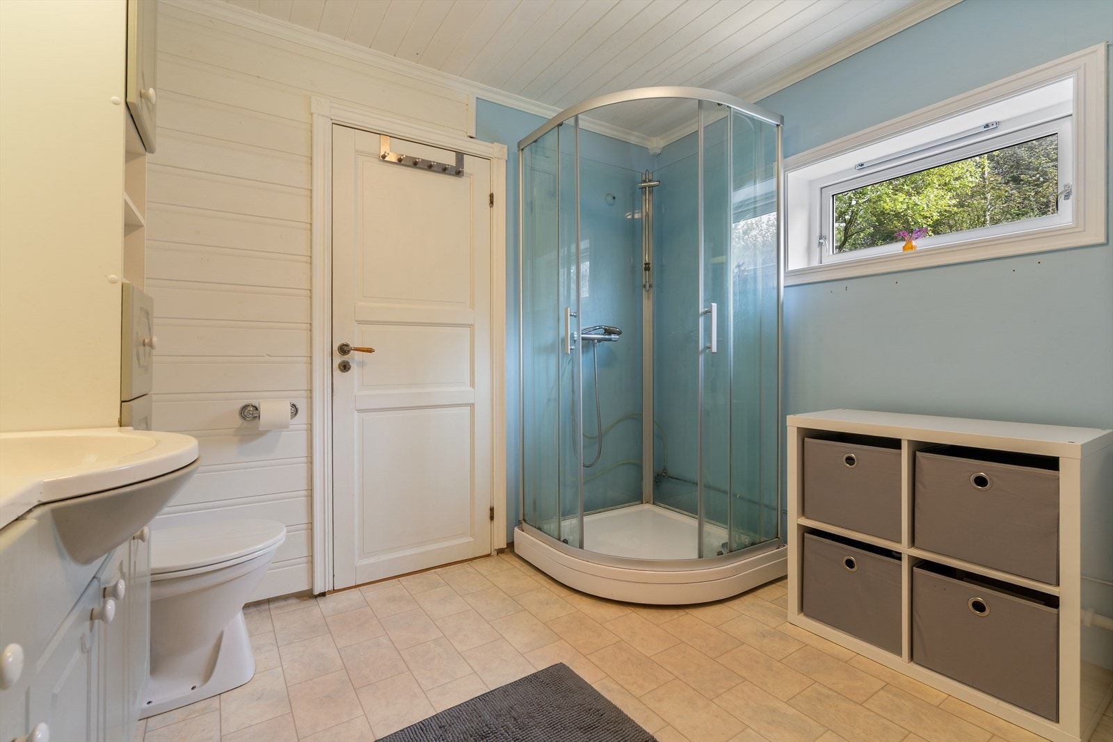 Badet på loftet er utstyrt med dusjkabinett, toalett og servant med underskap. Galleribilde