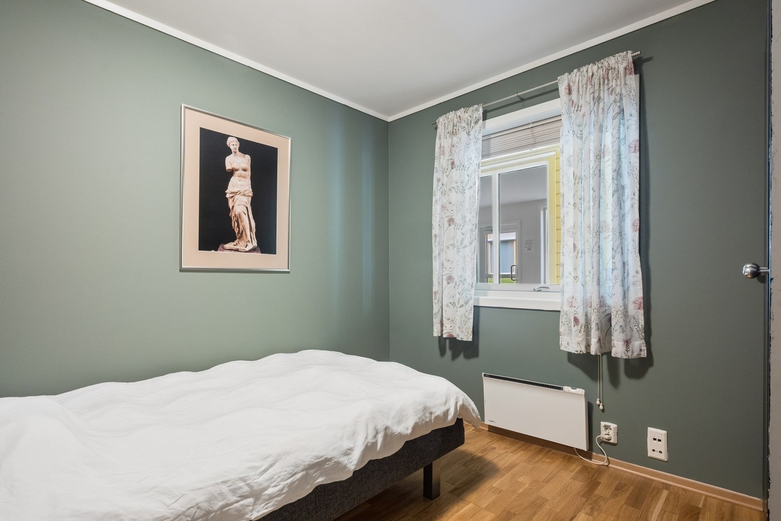 Leiligheten varmes opp med panelovner og gulvvarme i de fleste oppholdsrom. Galleribilde