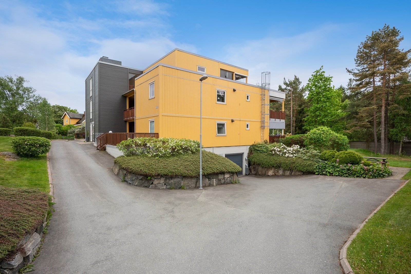 Herfra er det gangavstand til Deør barnehage og Son barneskole, samt kort vei til KIWI dagligvare. Galleribilde