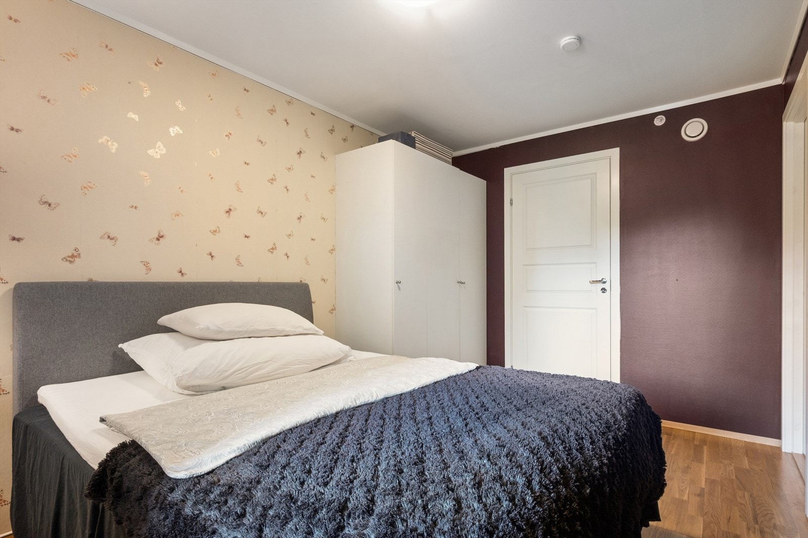 Hovedsoverommet har god plass til dobbeltseng og garderobeskap. Galleribilde