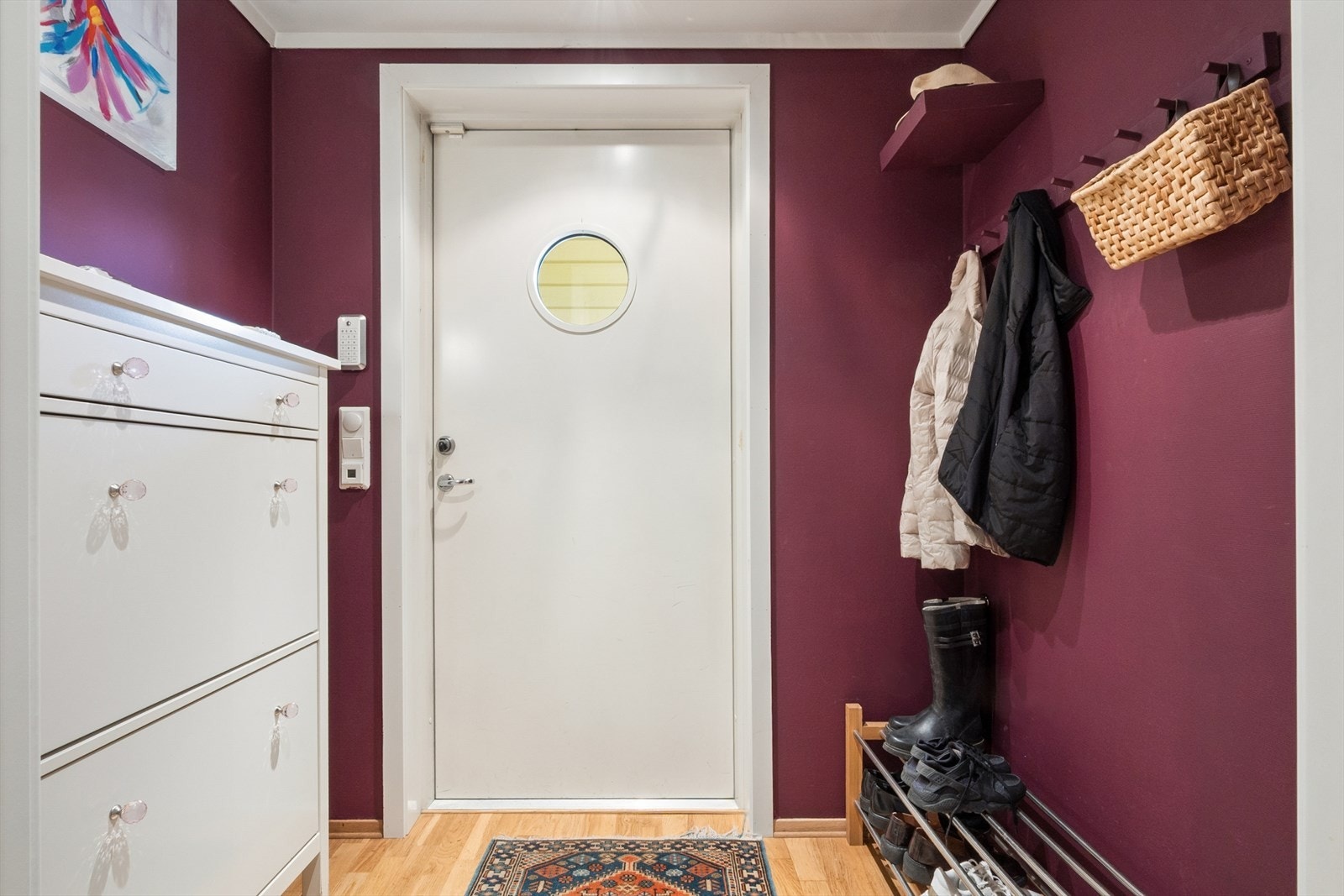 Entréen har plass til oppbevaring av yttertøy og sko. Galleribilde