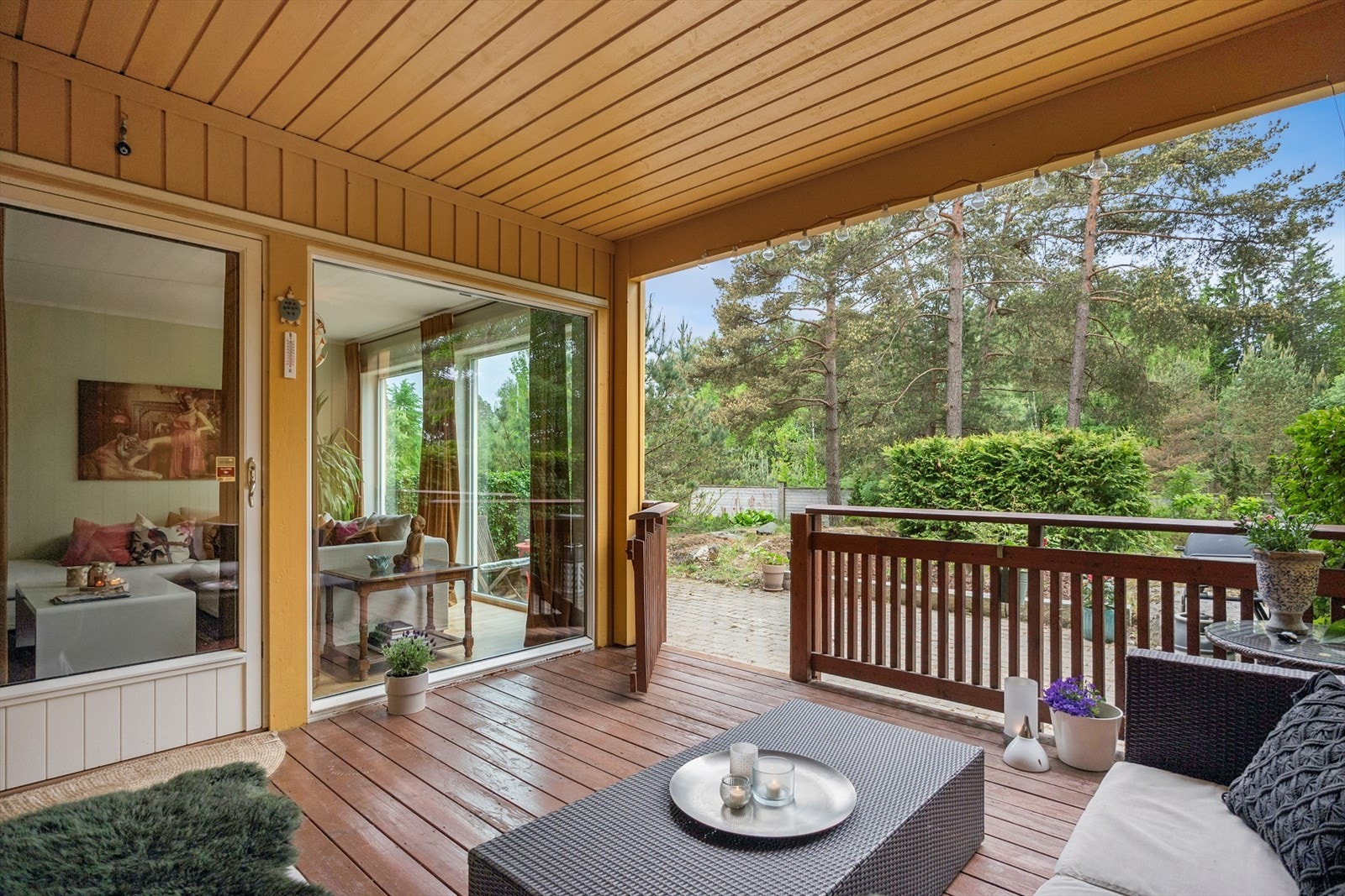 Fra stuen er det utgang til en overbygget, sydvestvendt markterrasse med god plass til sittegruppe. Galleribilde