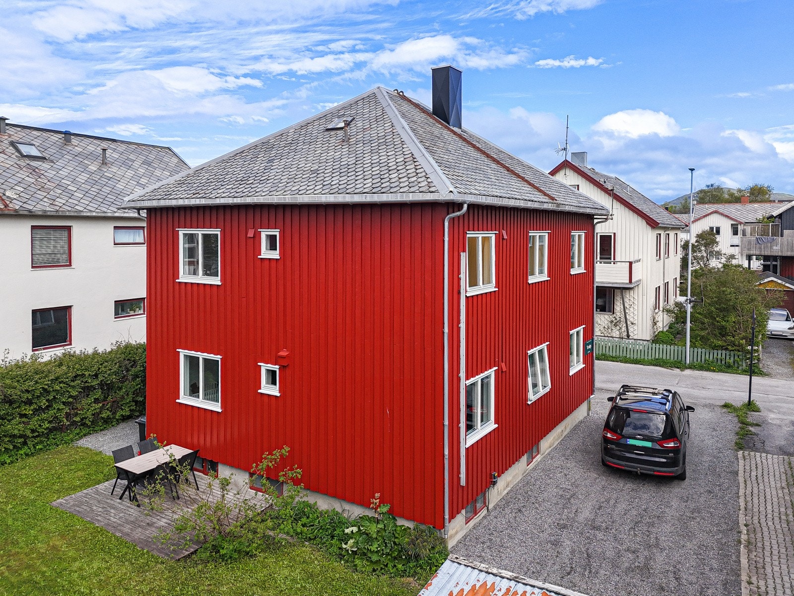 En hel horisontaldelt tomannsbolig med to separate 4-roms leiligheter, sentralt og skjermet i Bodø sentrum. Galleribilde