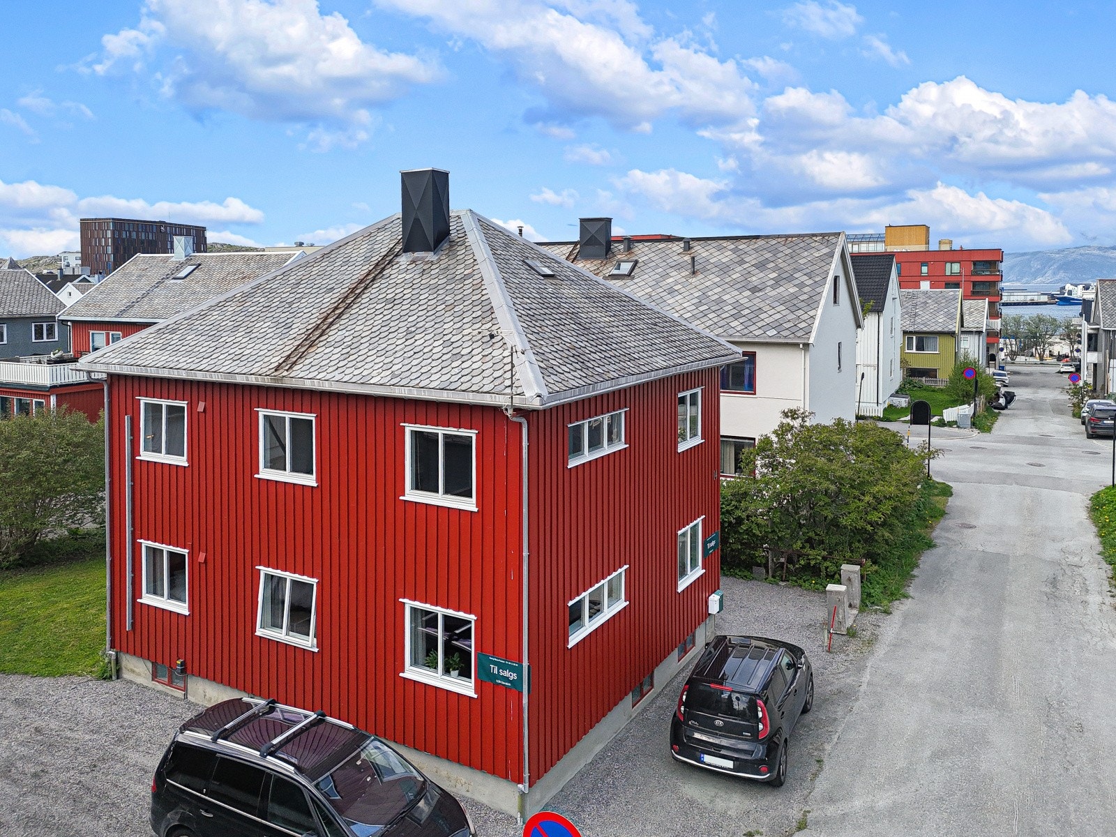 Velkommen til Urtegårdsgata 14 - en hel tomannsbolig sentralt og skjermet i Bodø sentrum. Galleribilde