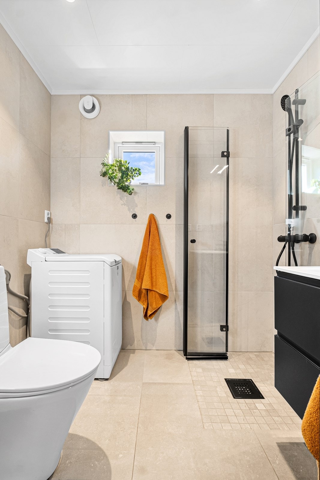 Badet i første etasje ble oppgradert i 2023 og har flislagt gulv med elektriske varmekabler. Galleribilde