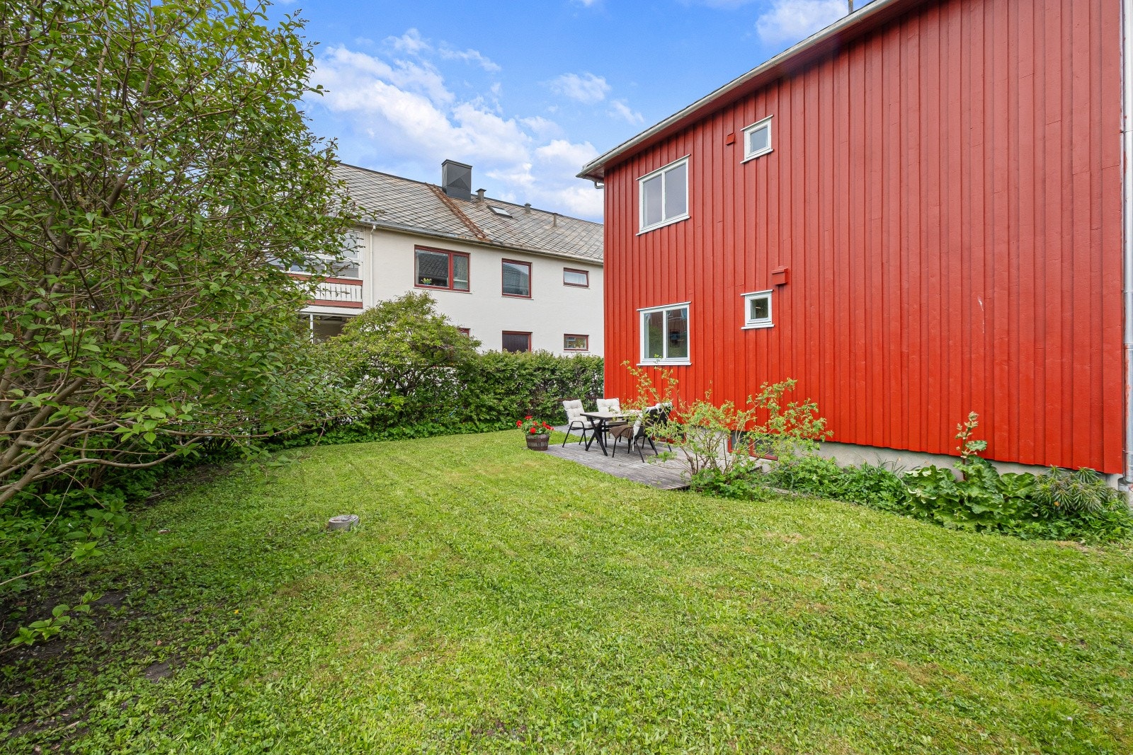 Eiendommen ligger på en romslig, flat eiertomt som gir gode muligheter for uteområder og hage. Galleribilde