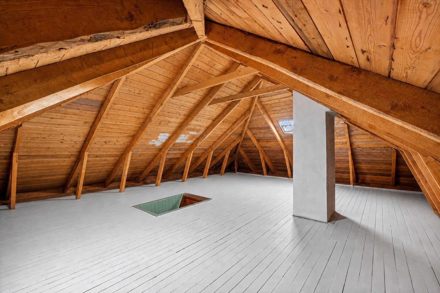 Stort, uisolert loft med rikelig med lagringsplass. Galleribilde