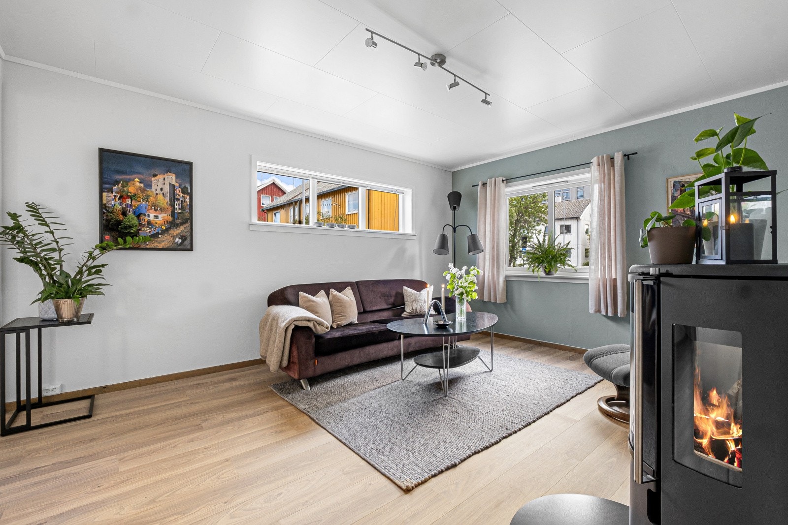 Stuen i første etasje har en vedovn som gir ekstra varme og hygge. Galleribilde